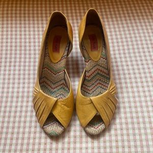 Great Miz Mooz Mustard Heels